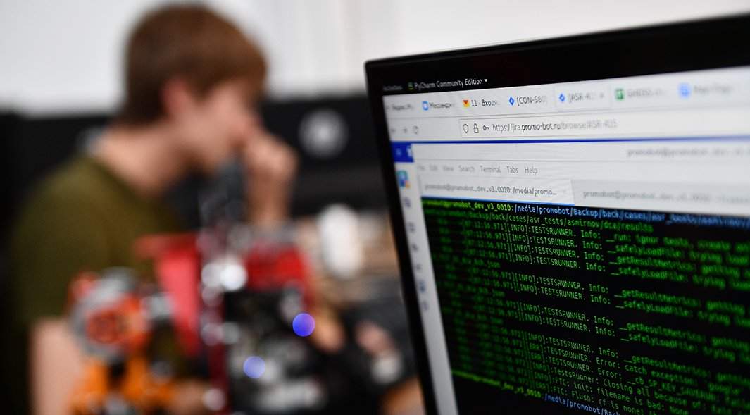 Отдел программистов в офисе компании