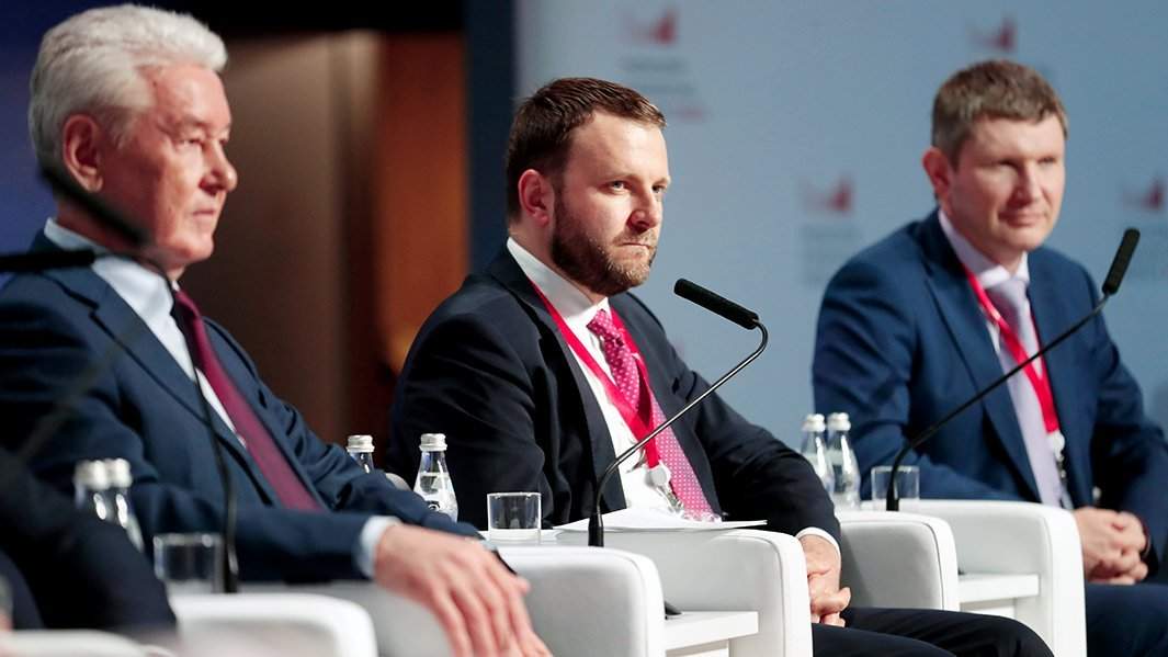 Мэр Москвы Сергей Собянин, помощник президента РФ Максим Орешкин и министр экономического развития РФ Максим Решетников (слева направо) на V Московском финансовом форуме