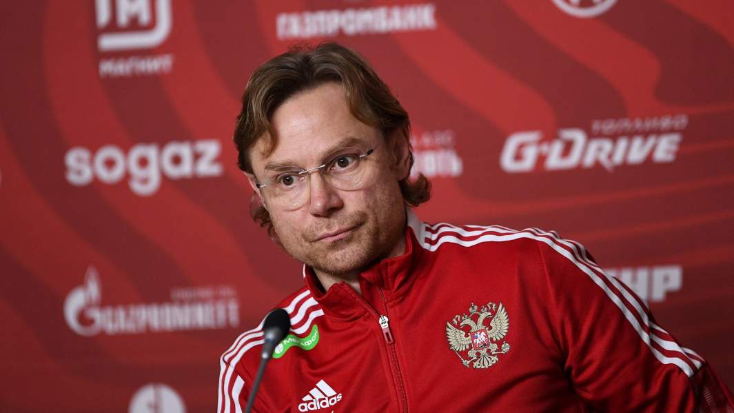 Главный тренер сборной России по футболу Валерий Карпин на пресс-конференции