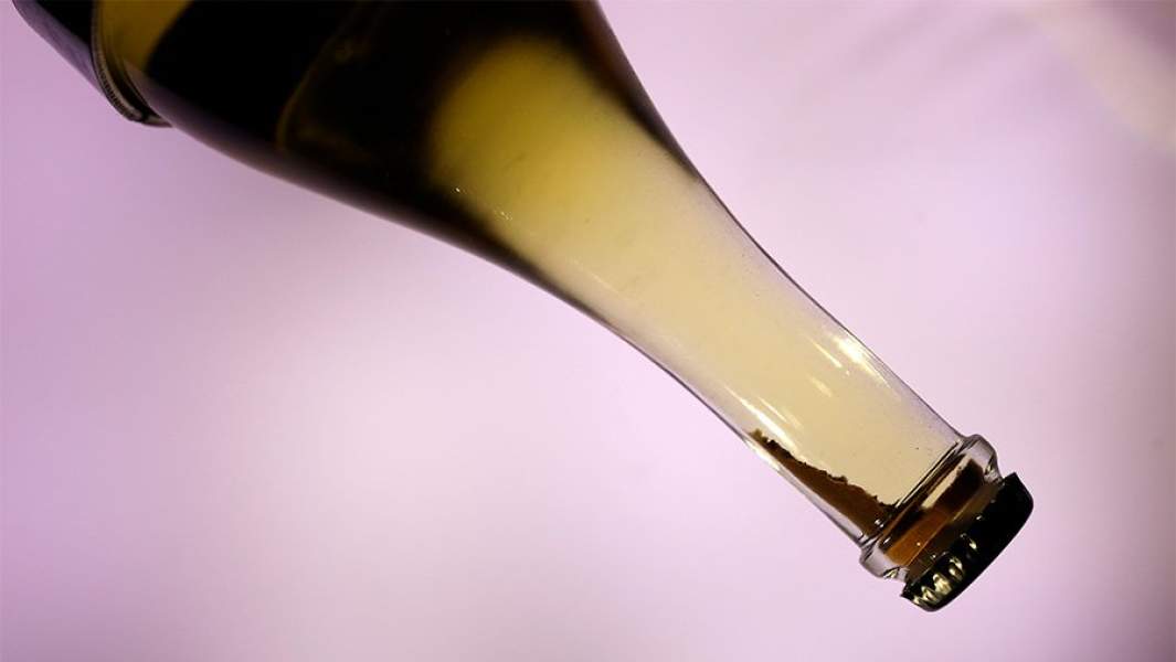 Пустая бутылка игристого вина