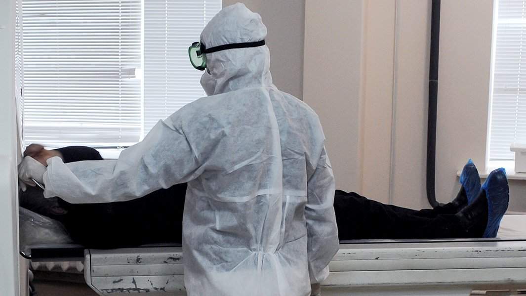 Медицинский работник готовит пациента к проведению компьютерной томографии в Тамбовском областном онкологическом клиническом диспансере.