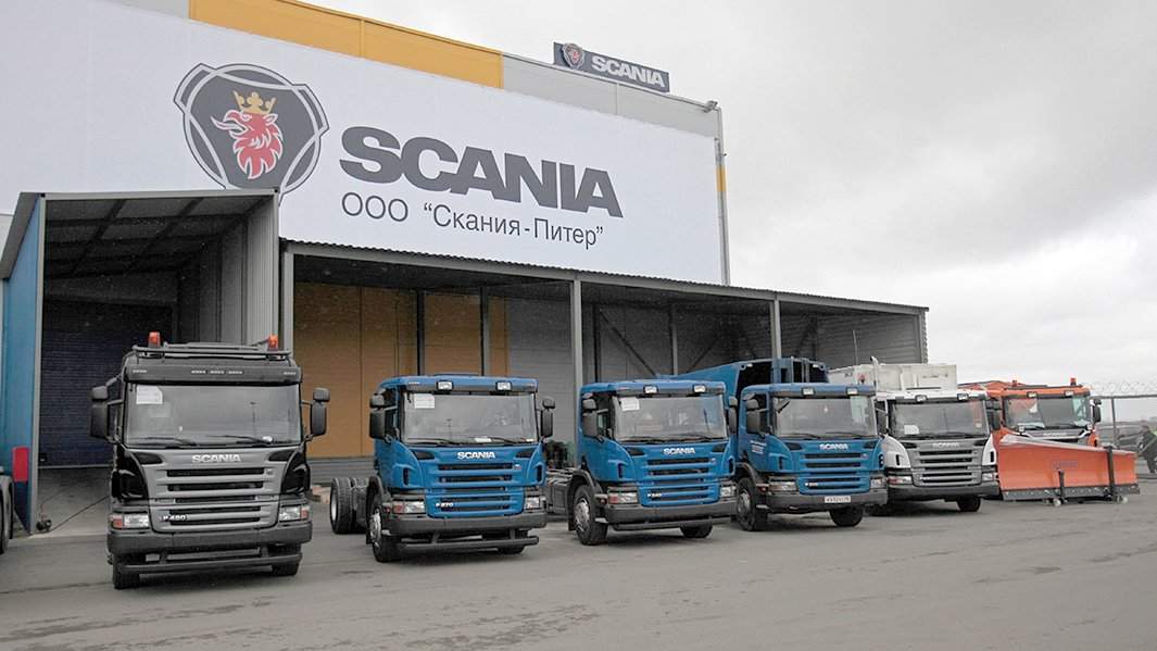Готовая продукция завода по сборке грузовых автомобилей "Сканиа".