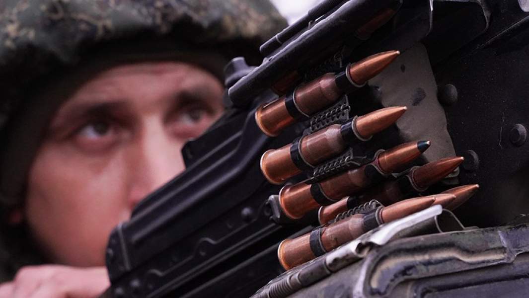 Боец с пулеметом на позиции