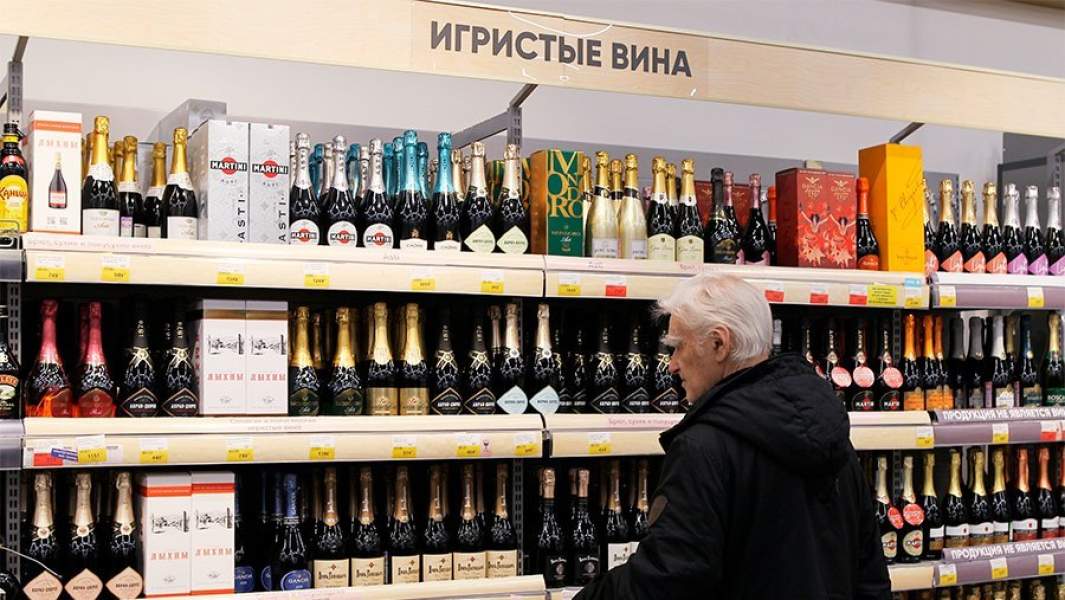 Покупатель выбирает алкоголь магазине