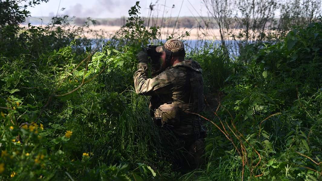 Сотрудник МВД ЛНР во время выявления огневых точек передней линии фронта в районе села Рубежное Харьковской области.