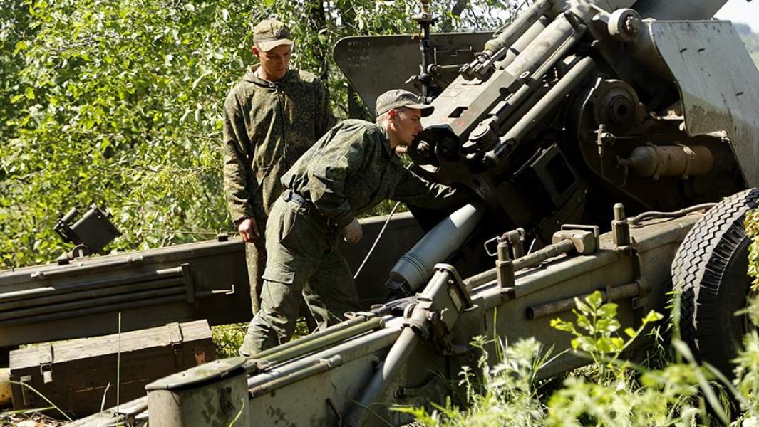 Военнослужащие возле 152-мм орудия 2А36 «Гиацинт-Б»