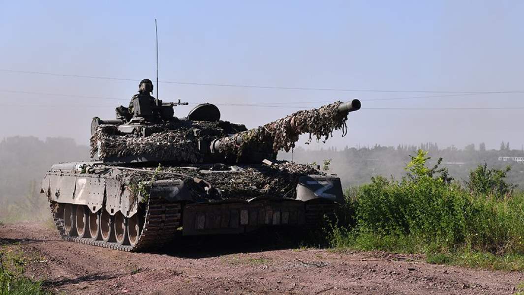 Танк Т-80 ВС РФ движется в сторону передовой