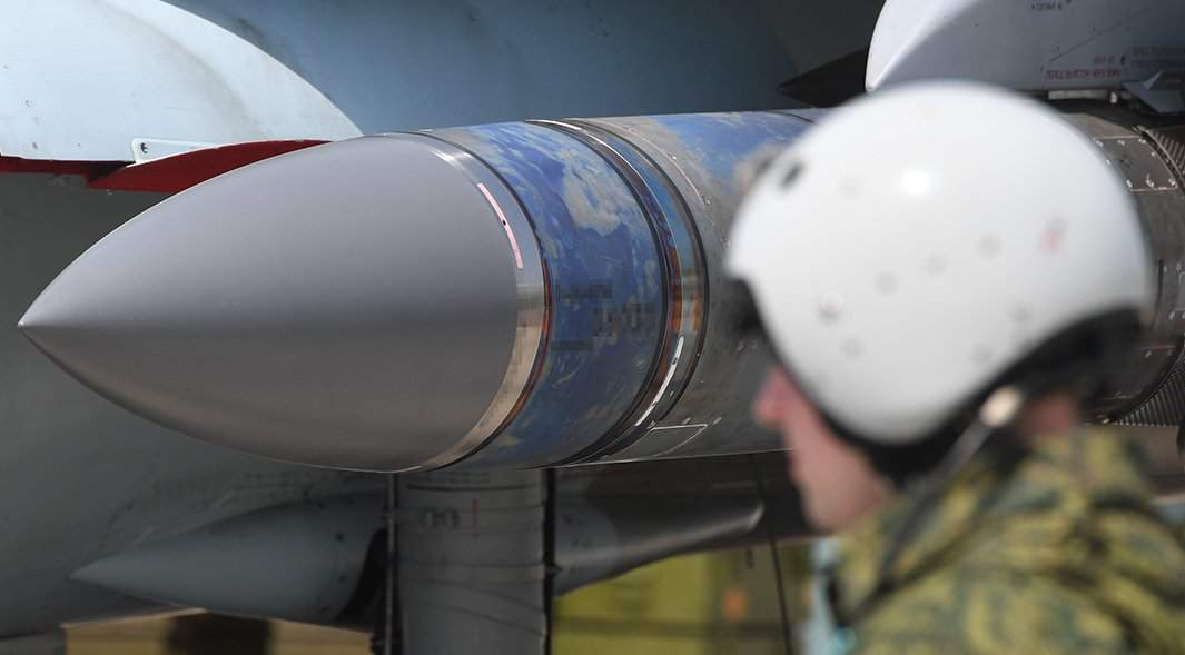 Авиационная ракета Х-31 на узле подвески вооружения многоцелевого истребителя Су-35 ВКС России