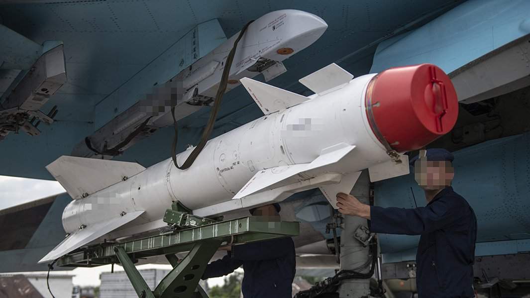 Заряжение ракеты на истребитель-бомбардировщик Су-34 ВКС РФ
