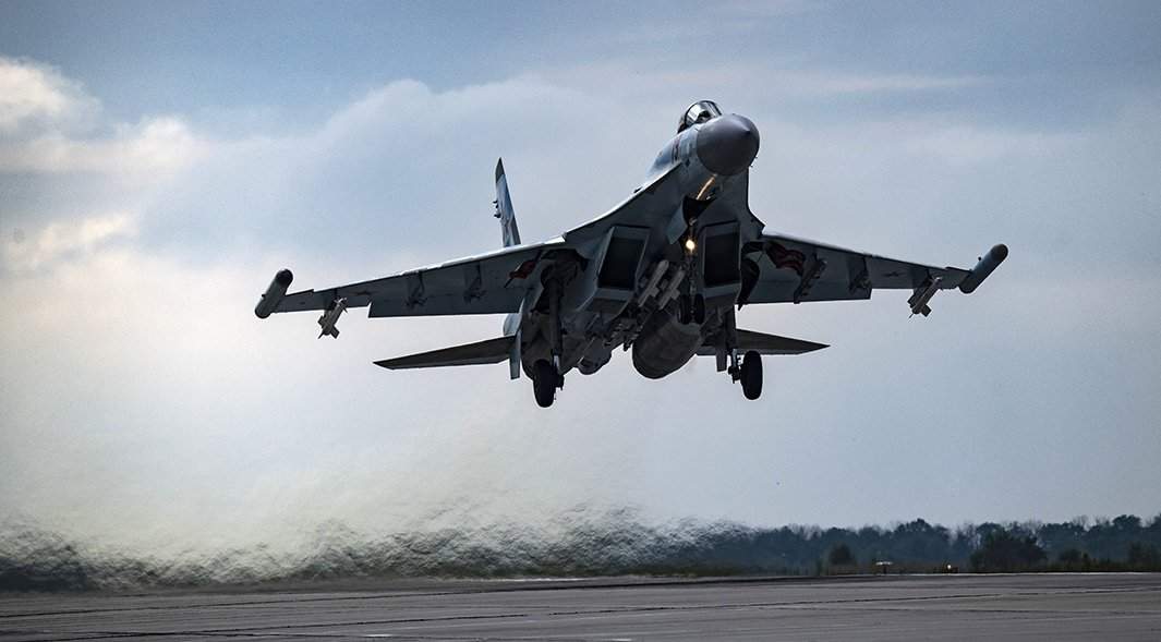 Многоцелевой истребитель Су-35 ВКС России на аэродроме базирования истребителей ВКС России, задействованных в специальной военной операции