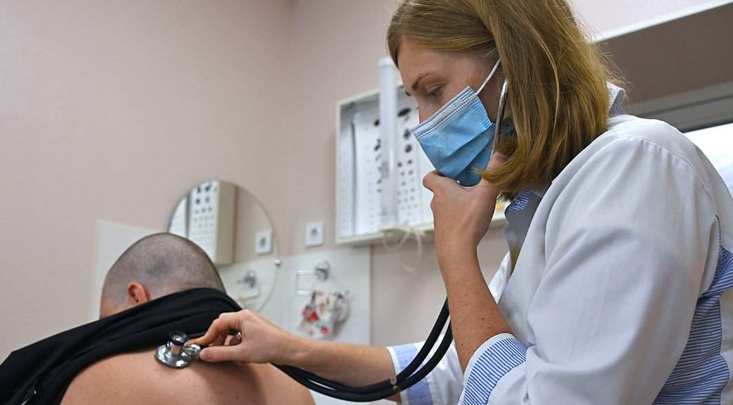 Медицинский работник проводит осмотр пациента