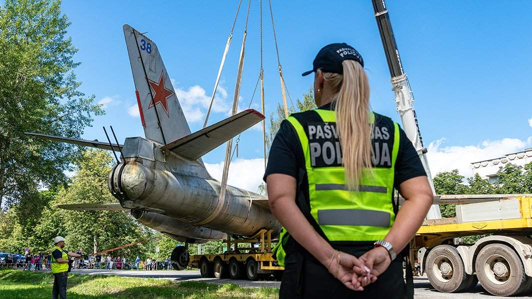 Демонтаж памятника летчикам 1-го Гвардейского авиационного полка ВВС Балтийского флота - реактивного бомбардировщика Ил-28 в поселке Скулте