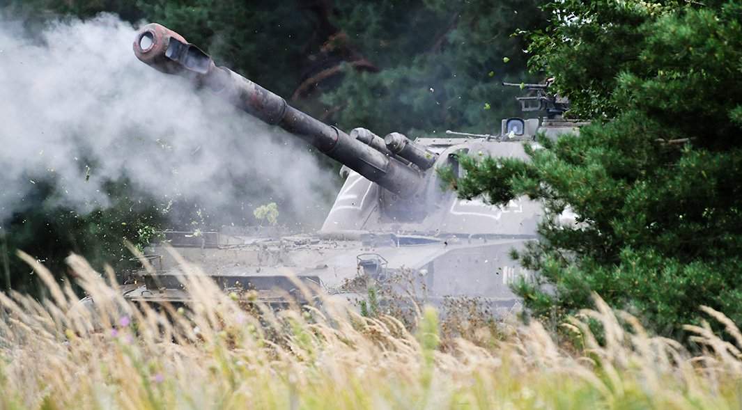 Самоходная артиллерийская установка 2С3 "Акация" во время работы по позициям ВСУ в Харьковской области