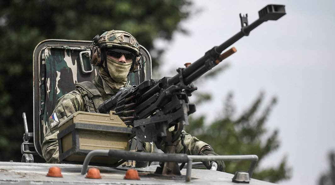 Военнослужащий ВС РФ в селе