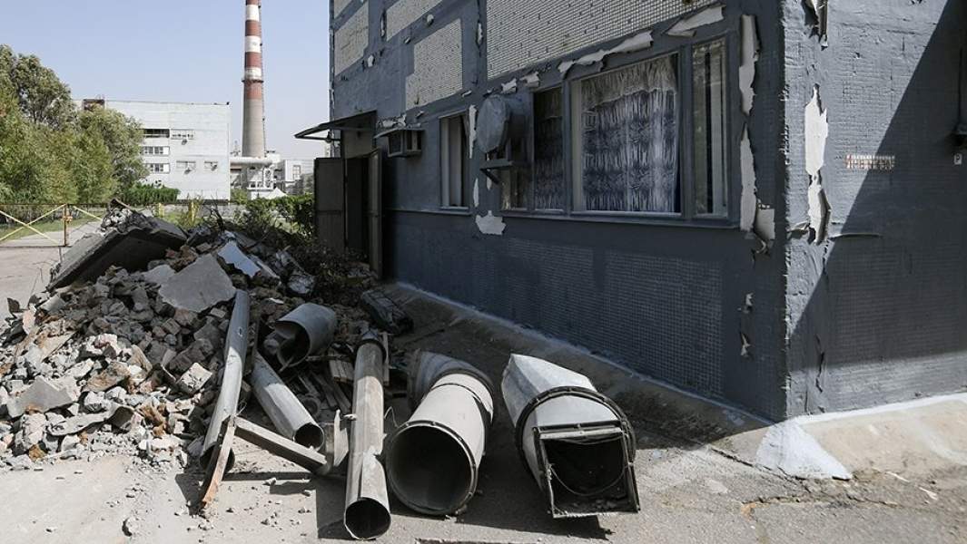 Здание насосной станции, поврежденное в результате обстрела на территории ЗАЭС