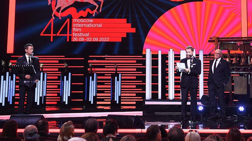 Актер Андрей Мерзликин, художественный руководитель Государственного театра наций, член Совета по культуре и искусству при президенте РФ Евгений Миронов и президент ММКФ, председатель Союза кинематографистов России, режиссер Никита Михалков (слева направо) на церемонии открытия 44-го Московского Международного кинофестиваля (ММКФ) в кинотеатре "Россия" в Москве.