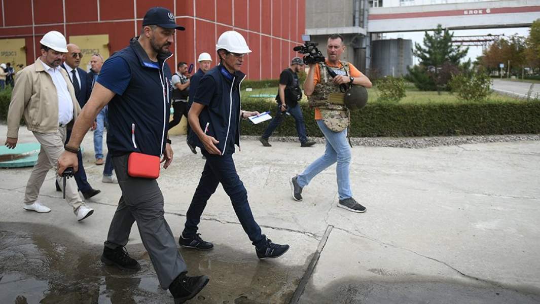 Генеральный директор МАГАТЭ Рафаэль Гросси (в центре) на территории Запорожской атомной электростанции