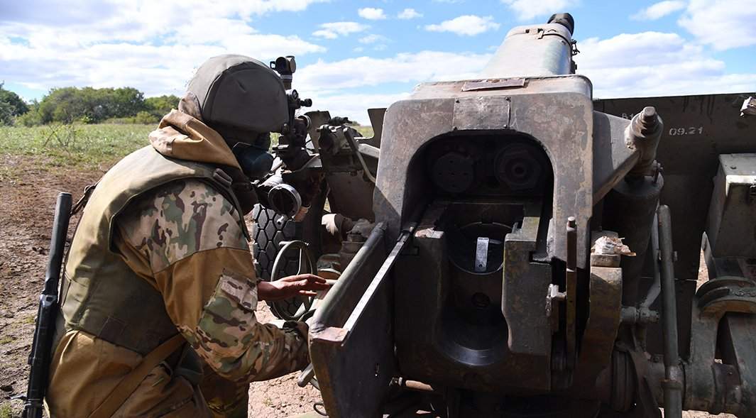 военнослужащий стреляет из гаубицы