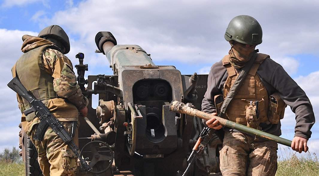 Бойцы артиллерийского расчета ЧВК "Вагнер"