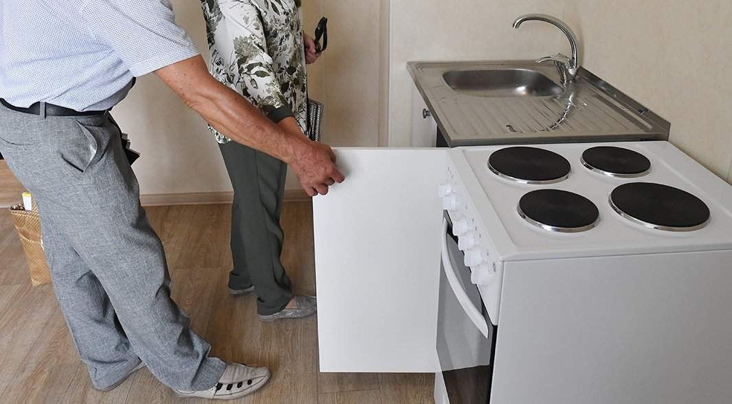 Жильцы осматривают свою квартиру