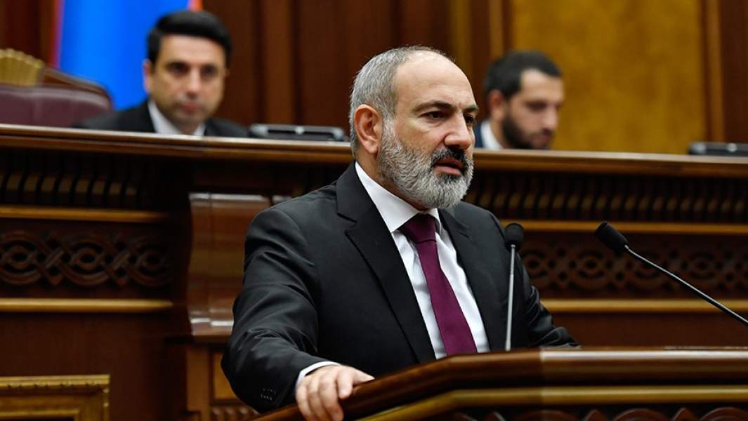 Премьер-министр Армении Никол Пашинян выступает в парламенте в Ереване