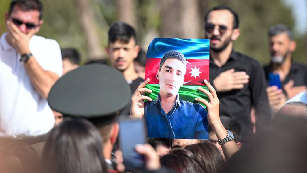 Люди на похоронах погибшего в ходе боевых действий на границе Азербайджана и Армении военнослужащего на II Аллее почетного захоронения в Баку