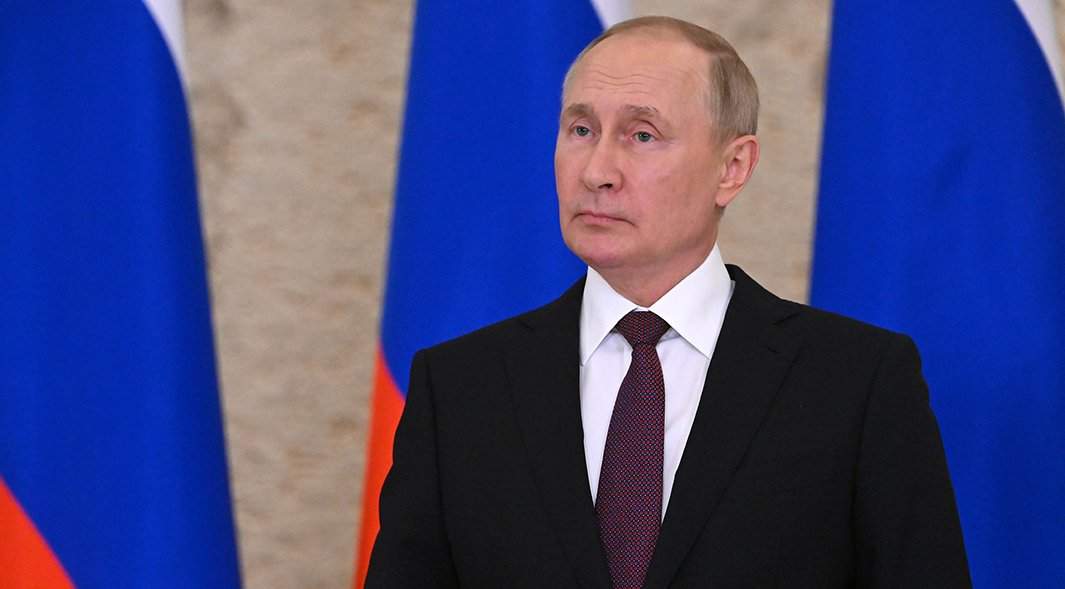 Владимир Путин выступает перед журналистами