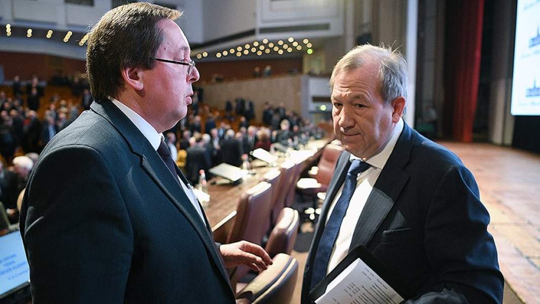 Избранный новый глава Российской академии наук Геннадий Красников (справа) на общем собрании РАН в Москве