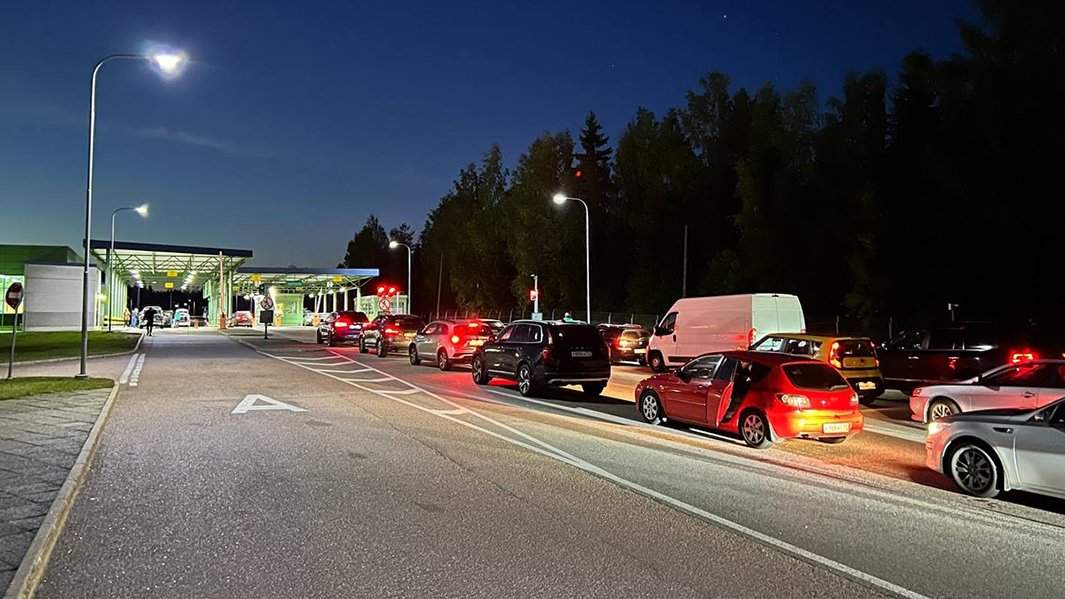 Очередь из автомобилей на границе России с Финляндией 