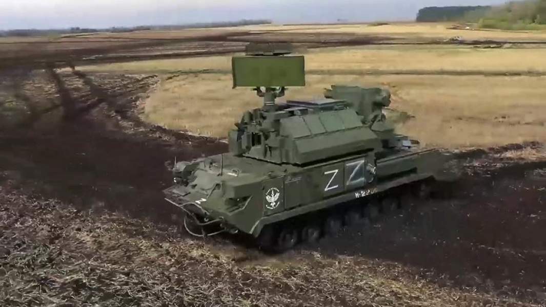 Зенитный ракетный комплекс «Тор-М2» вооруженных сил РФ выезжает на боевую позицию во время проведения специальной военной операции