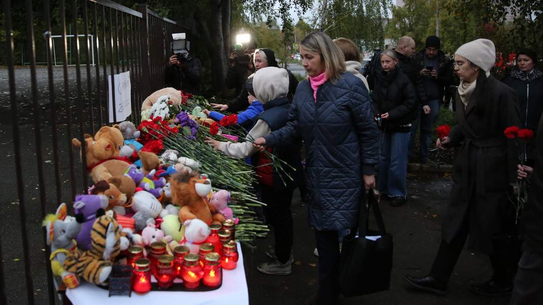 Люди возлагают цветы и игрушки у школы №88 Ижевска