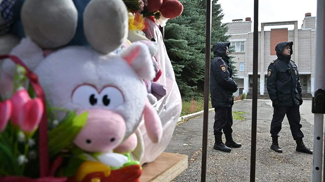 Сотрудники полиции у школы № 88 в Ижевске