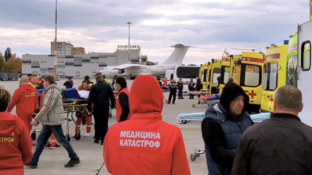 Сотрудники МЧС РФ во время транспортировки пострадавших при стрельбе в школе №88 в Ижевске с борта самолета Ил-76