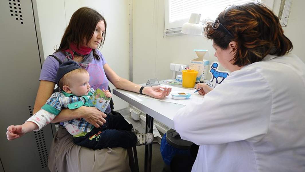 Врач проводит экспресс-тест на сахар мама ребенок