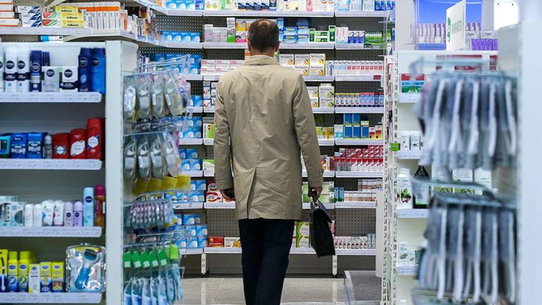 Покупатель в аптеке