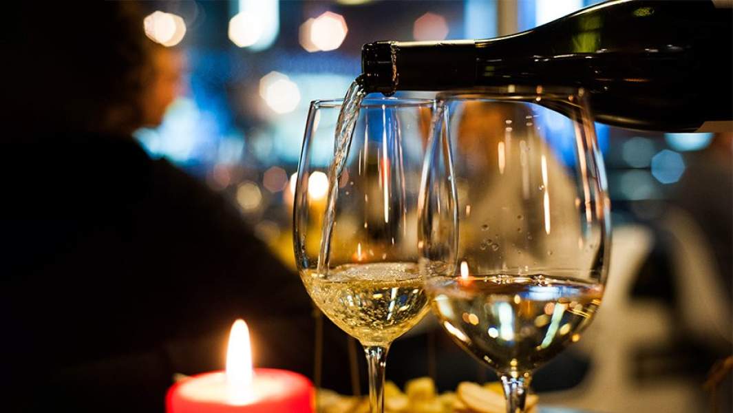 Игристое вино в бокалах