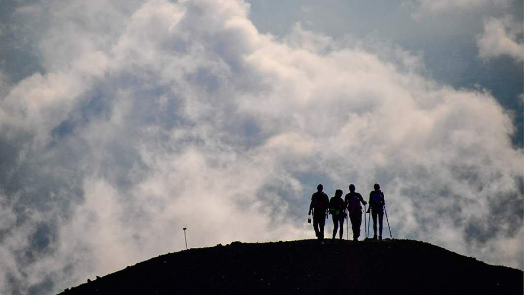 Туристы во время восхождения камчатка