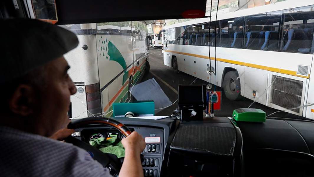 Водитель автобуса на автостанции