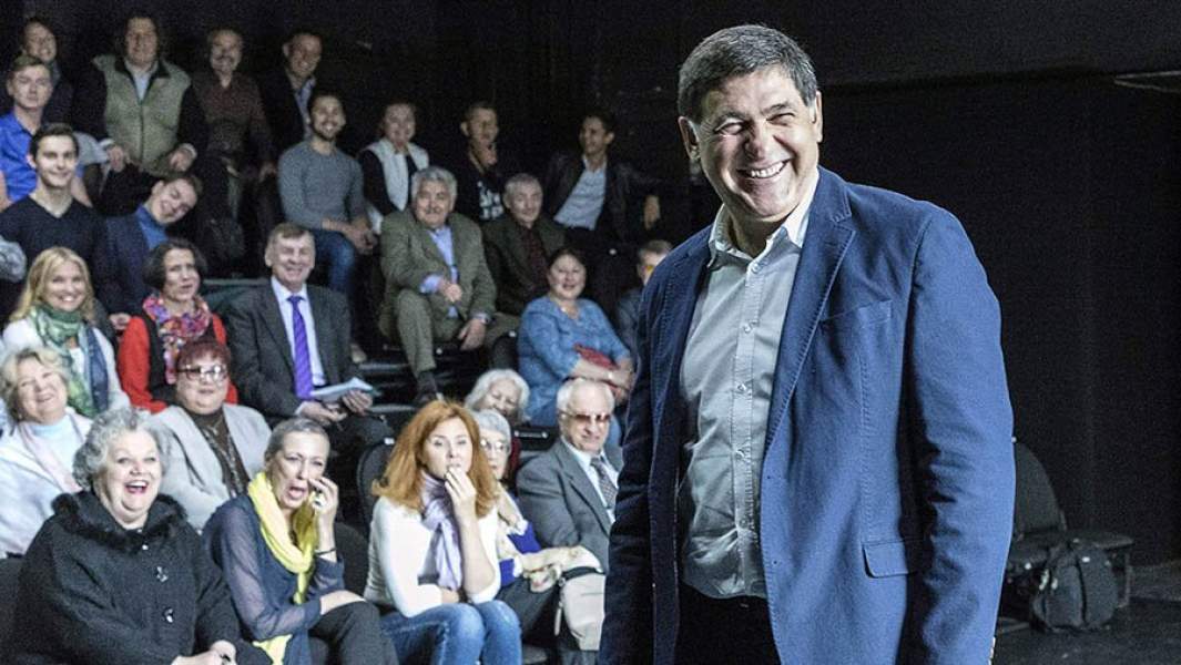 Сергей Пускепалис во время сбора труппы Театра имени Волкова