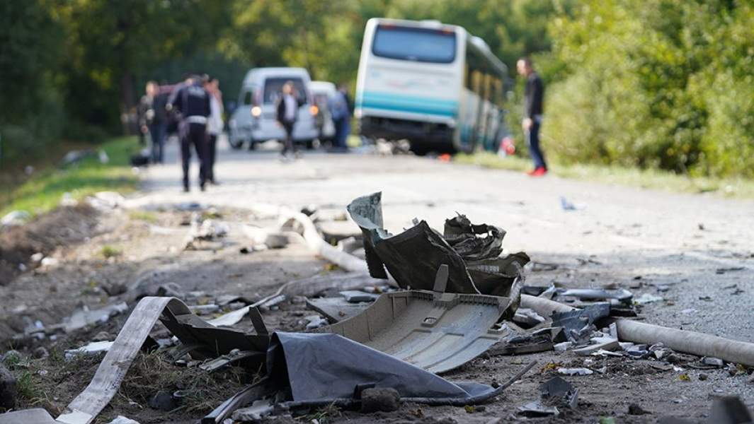 На месте столкновения рейсового пассажирского автобуса с грузовиком