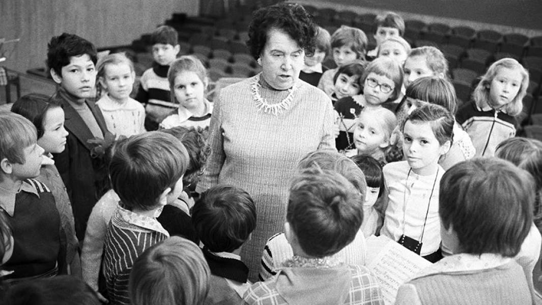 Художественный руководитель Московского Государственного детского музыкального театра Наталья Сац беседует с детьми после спектакля