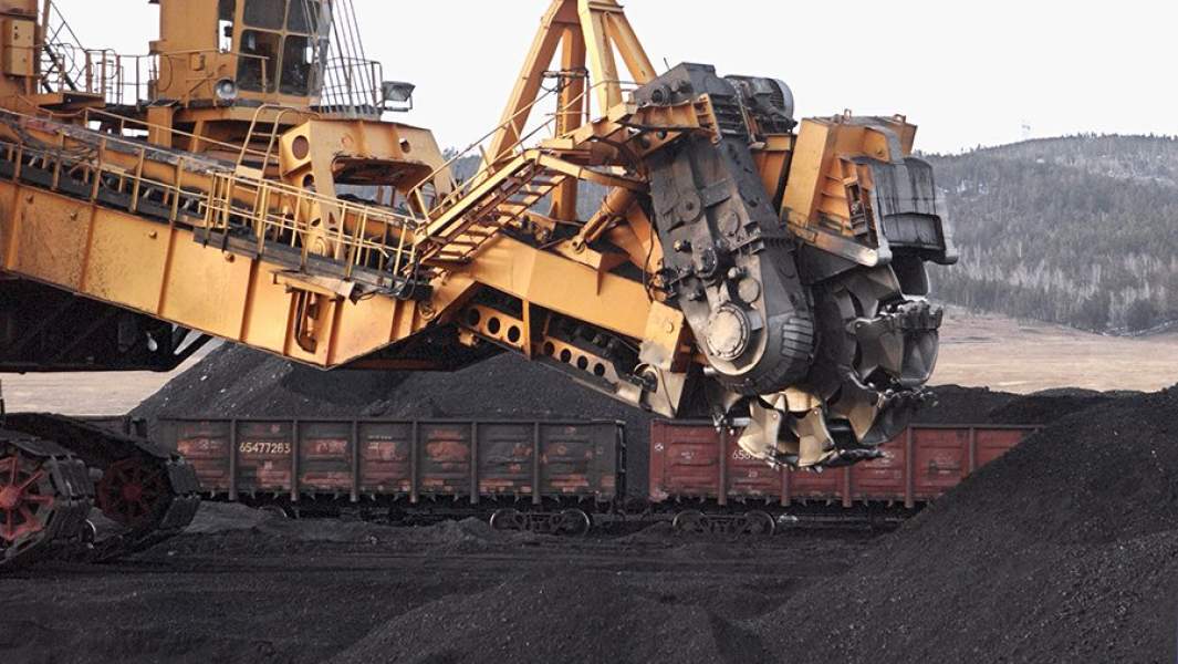 Погрузка угля в вагоны на разрезе «Тугнуйский» в Бурятии