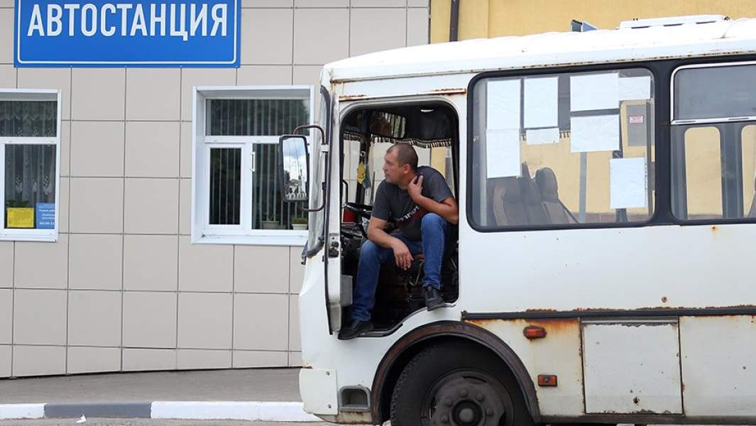 Водитель автобуса на автостанции