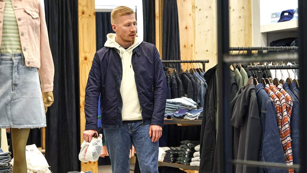 Покупатель в магазине одежды