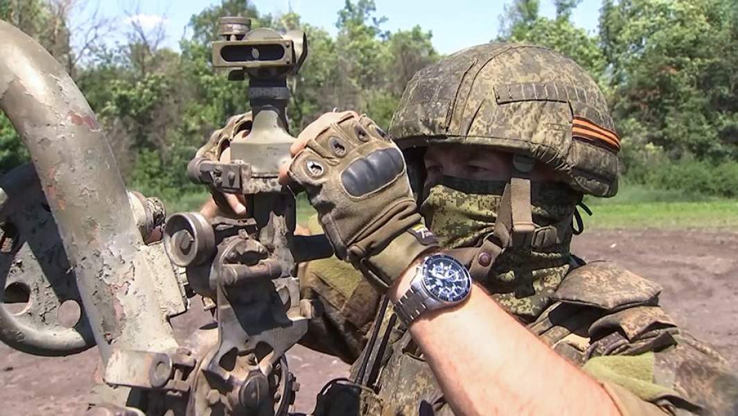 Военнослужащий артиллерийских подразделений ВС РФ во время боевой работы расчетов реактивных систем залпового огня «Град» при выполнении огневых задач по уничтожению позиций ВСУ в ходе специальной военной операции