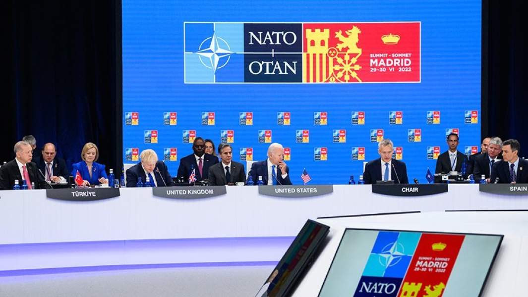 Президент Турции Реджеп Тайип Эрдоган (крайний слева) на саммите НАТО в Мадриде