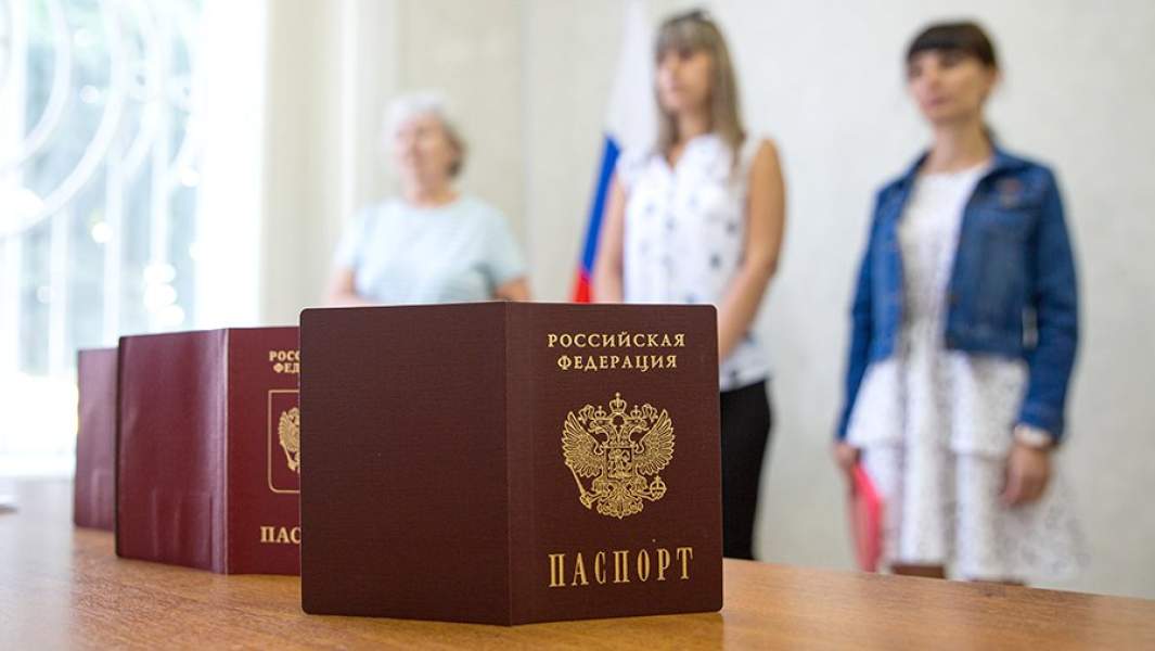 Выдача российских паспортов в первом в ЛНР пункте выдачи российских паспортов