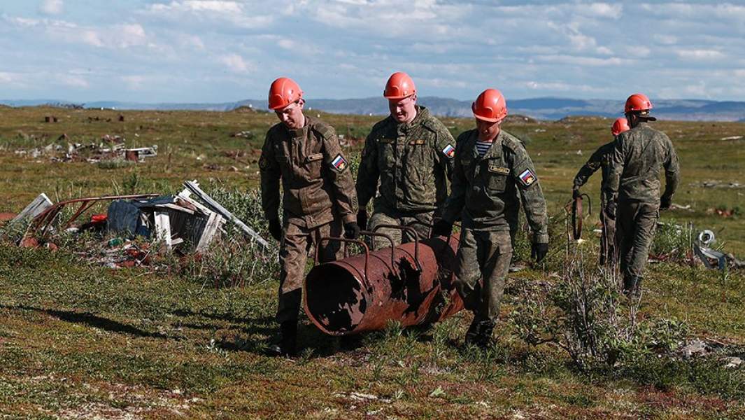 Участники экспедиции "Арктика. Генеральная уборка" во время работ по расчистке от металлолома острова Кильдин в Баренцевом море