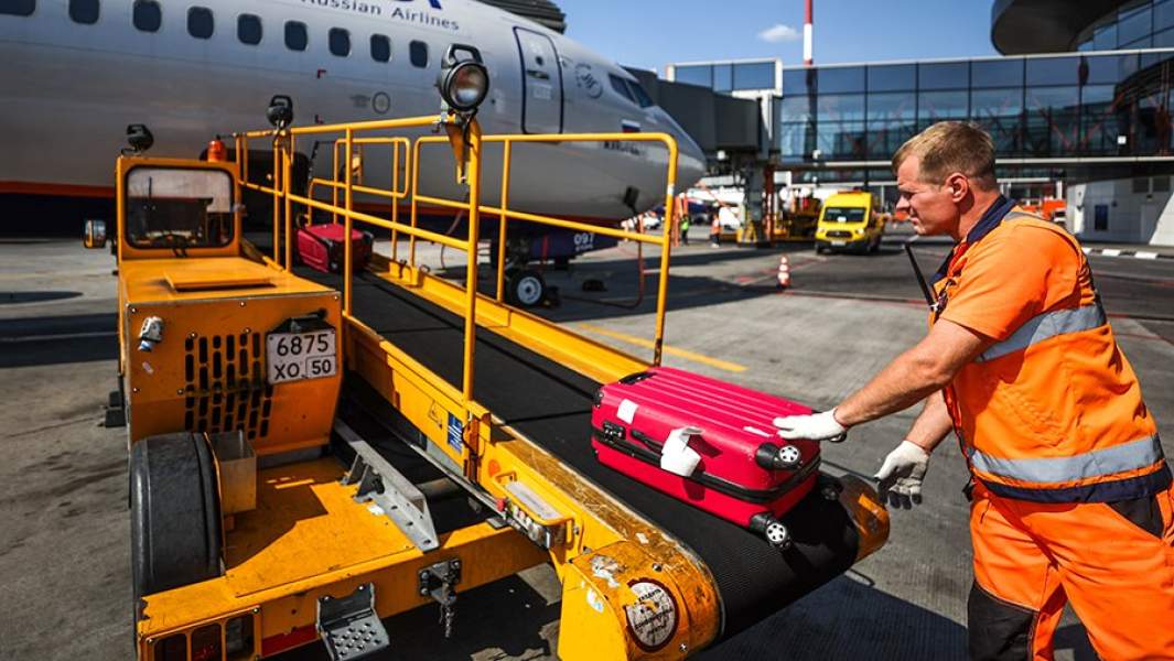 Погрузка багажа на борт самолета