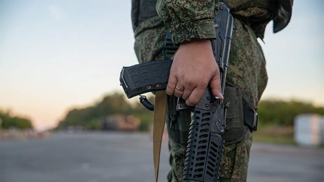 Военный с автоматом